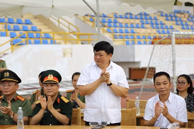 Đồng chí Nguyễn Thế Kỷ, Ủy viên Trung ương Đảng, Tổng Giám đốc Đài Tiếng nói Việt Nam dự Lễ Khai mạc, động viên các đội bóng.
