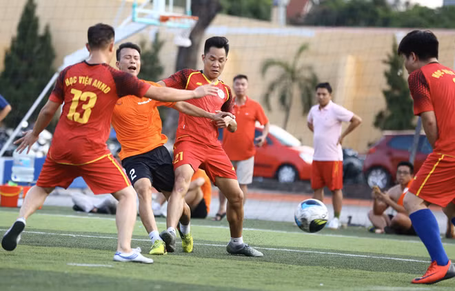 Trong khi đó, cặp đấu giữa Học viện ANND và Ngân hàng VietinBank diễn ra rất gay cấn với những pha tranh chấp quyết liệt. Dù nhì bảng B, Học viện ANND vẫn cho thấy mình là một đội bóng "khó nhằn" trước đội Ngân hàng VietinBank có trọn 9 điểm sau 3 trận vòng bảng.