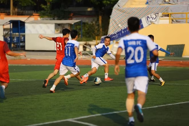 Trong cặp đấu giữa đội Ngân hàng SHB (áo xanh) và đội Học viện CSND (áo đỏ), các cầu thủ Học viện CSND đã nhập cuộc tốt hơn, có nhiều cơ hội sớm và chuyển hoá được một trong số đó thành bàn thắng dẫn trước.
