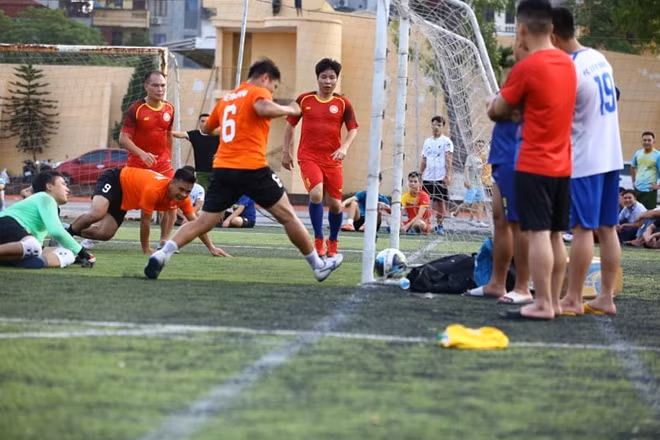 Đến hiệp 2, dù tiếp tục đẩy cao đội hình tấn công, đội Học viện ANND tiếp tục bỏ lỡ nhiều cơ hội. Ngược lại, trong pha tranh chấp lộn xộn gần khung thành sau cú đá biên, các cầu thủ Ngân hàng VietinBank đã đưa bóng vào lưới đối phương. Tỷ số 1-0 được giữ đến cuối trận. Sau 40 phút thi đấu, đội Học viện ANND ngậm ngùi nhận thất bại và dừng chân ở Tứ kết.