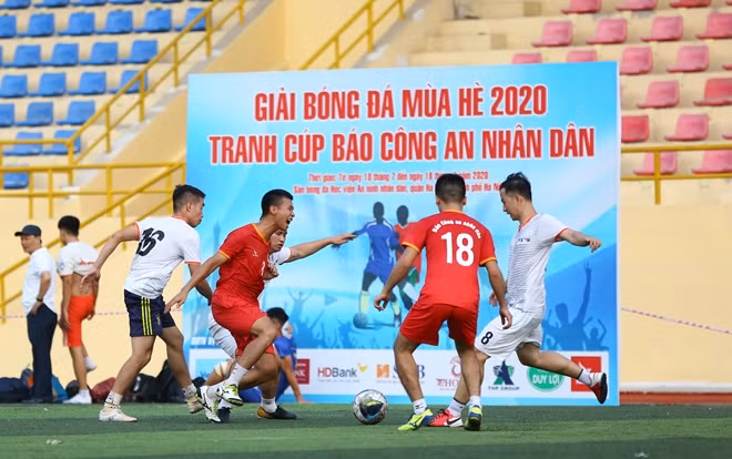 Trận đấu giữa đội Báo CAND (áo đỏ) và đội Thông tấn xã Việt Nam diễn ra kịch tích với nhiều pha bóng hay.
