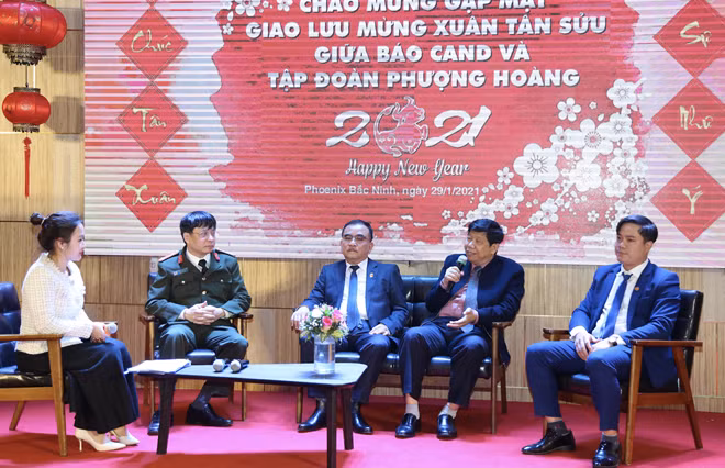 Ông Nguyễn Văn Hùng phát biểu tại toạ đàm "Đến với đồng bào bằng cả tấm lòng".