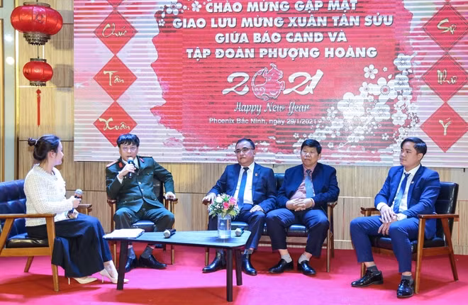 Đại tá Phạm Khải, ông Nguyễn Văn Hùng và các khách mời tại toạ đàm "Đến với đồng bào bằng cả tấm lòng".