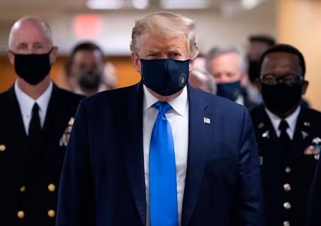 Tổng thống Trump đeo khẩu trang khi tới thăm bệnh viện. Ảnh: Independent