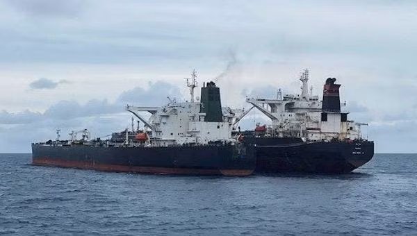 Hai tàu dầu MT Horse và MT Freya bị bắt khi đang chuyển dầu trái phép gần bờ biển Indonesia. Ảnh: EFE