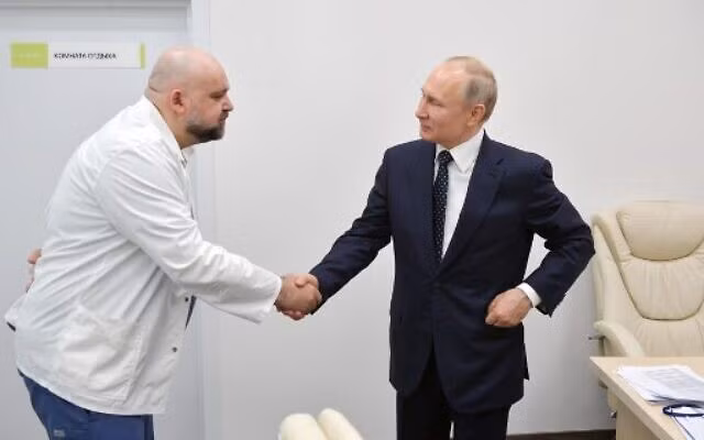 Tổng thống Putin bắt tay bác sĩ Denis Protsenko. Ảnh: ITN