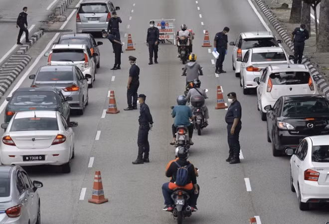 Cảnh sát Malaysia kiểm soát tại một lối ra vào thành phố vì dịch COVID-19. Ảnh: AP