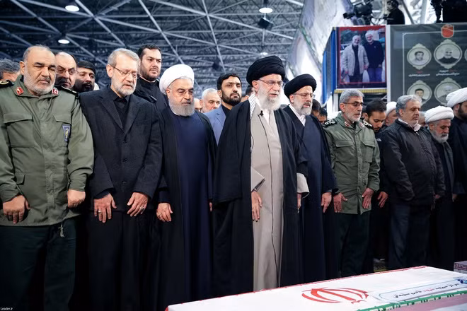 Trong lễ tang ông này tại Tehran, lãnh đạo tối cao Iran Ayatollah Ali Khamenei đứng bên quan tài tướng Qasem Soleimani cầu nguyện giữa hàng trăm nghìn người dân đang khóc thương cho vị tư lệnh quá cố.