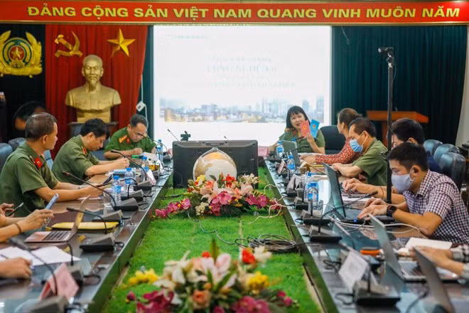 Đại diện khách mời tại buổi giao lưu trực tuyến của Báo CAND.