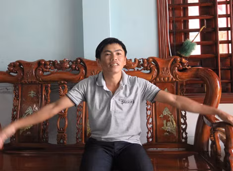 Anh Lê Minh Tuấn mô tả tư thế nằm nổi trên mặt sông Bà Rén của chị Phượng.