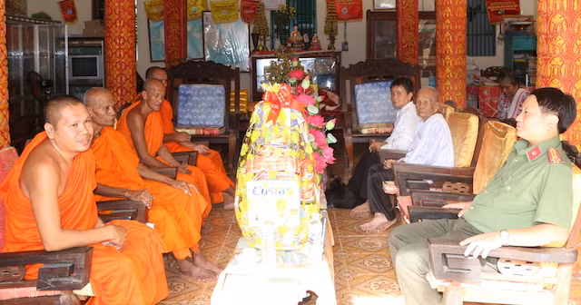 Thượng tá Nguyễn Thanh Bình – Phó Giám đốc Công an tỉnh thăm, tặng quà các chùa Khmer trên địa bàn.