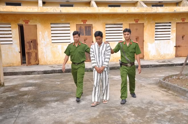 "Lái gà" tống tiền nhân tình bị tạm giữ điều tra.