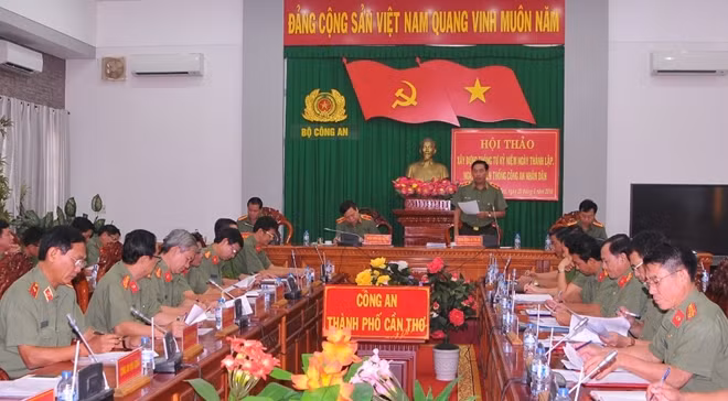 Phó Giáo sư, tiến sỹ, Trung tướng, Lê Văn Đệ - Phó Tổng cục trưởng Tổng cục chính trị CAND chủ trì hội thảo.