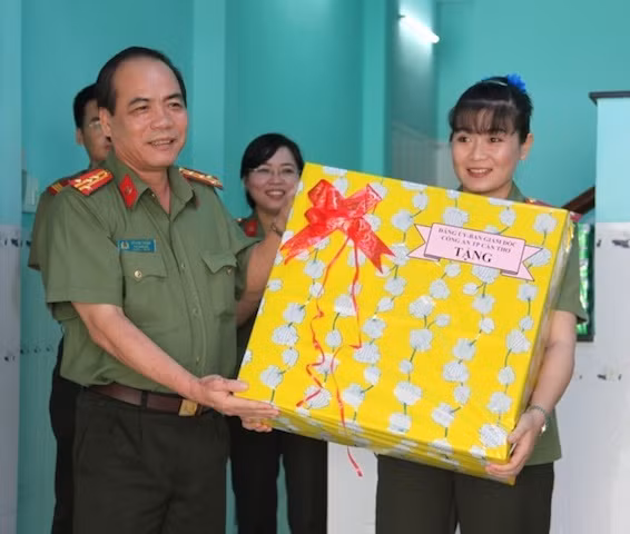 Đại tá Võ Văn Thăng – Phó Giám đốc Công an TP Cần Thơ đã bàn giao căn nhà nghĩa tình đồng đội cho cán bộ chiến sỹ còn gặp khó khăn về nhà ở.