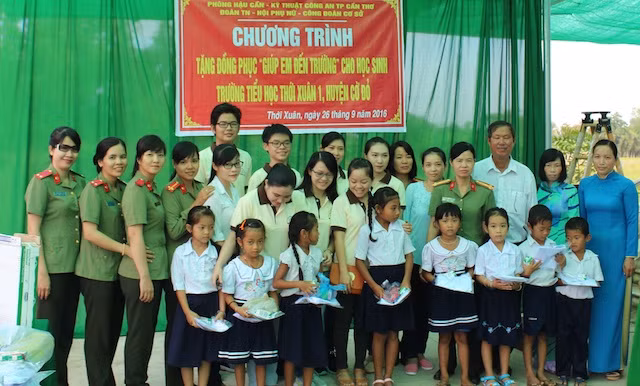 Những bộ đồng phục mới tinh được trao tặng cho các em học sinh. Những bộ đồng phục mới tinh được trao tặng cho các em học sinh.