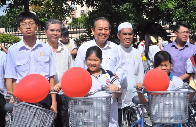 Đồng chí Trương Hòa Bình, Ủy viên Bộ chính trị, Phó Thủ tướng Chính phủ, Chủ tịch danh dự “Quỹ bảo trợ học sinh dân tộc thiểu số”, lãnh đạo Báo CAND, các Mạnh Thường Quân, Ban đại diện cộng đồng Hồi giáo TP Hồ Chí Minh trao tặng học bổng và xe đạp cho học sinh nghèo TP Hồ Chí Minh.