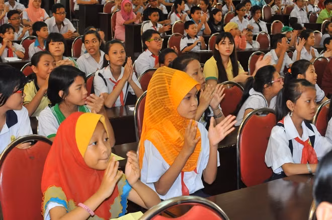Các em học sinh hân hoan, vui mừng trong ngày được tặng quà.