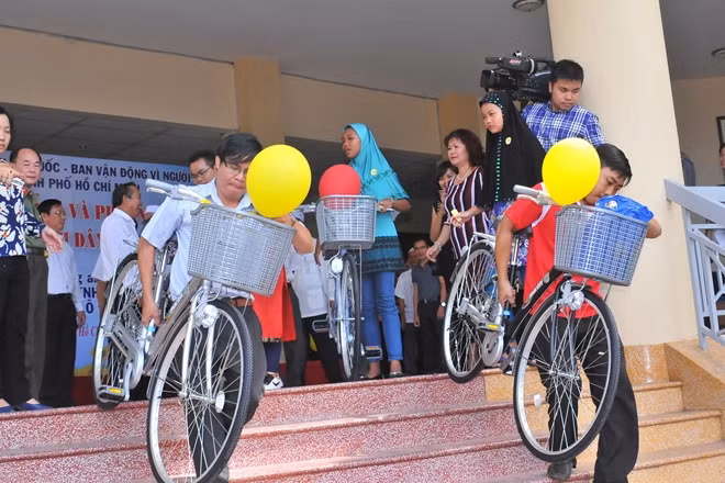 Niềm vui của các bậc phụ huynh học sinh khi con, em mình được tặng quà ý nghĩa nhân đầu năm học mới.