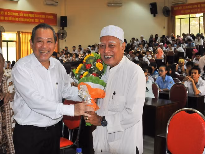 Phó Thủ tướng Thường trực Trương Hòa Bình tặng hoa cho Lãnh đạo Ban đại diện cộng đồng Hồi giáo TP Hồ Chí Minh với mong mỏi Ban tiếp tục là lãnh đạo tinh thần của cộng đồng, tiếp tục quan tâm đến việc học của đồng bào.