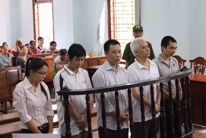 "Trùm lừa" Hết (tóc bạc) cùng các bị cáo tại phiên tòa.