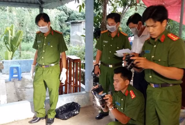 Lực lượng Công an khám nghiệm hiện trường.