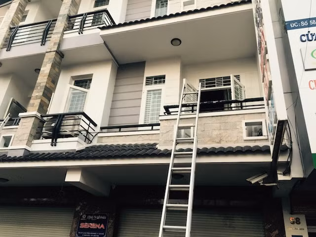Cảnh sát đã giải cứu an toàn các nạn nhân từ ban công của căn nhà.