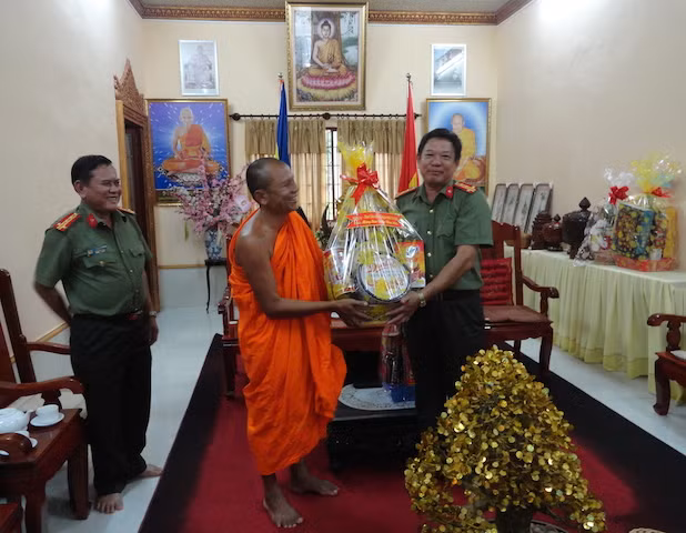Đại tá Huỳnh Văn Thình, Phó giám đốc Công an tỉnh tặng quà cho nhà chùa nhân lễ Sêne Đolta.