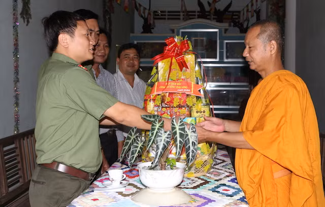 Đại diện các vị sư sãi, đồng bào dân tộc Khmer gửi lời cảm ơn chân thành đến Ban Giám đốc Công an tỉnh.
