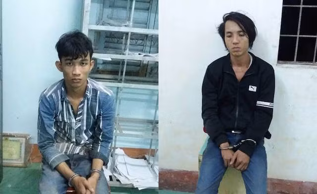 Hùng (áo đen) và Vinh bị bắt giữ.