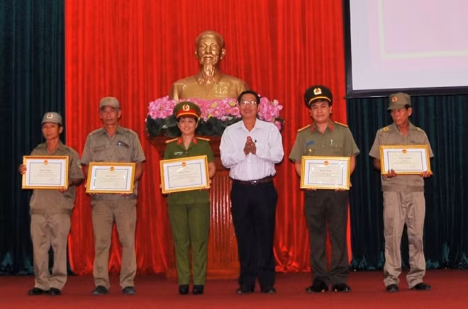Lãnh đạo UBND TP Cần Thơ trao bằng khen cho các tập thể, cá nhân có thành tích xuất sắc.