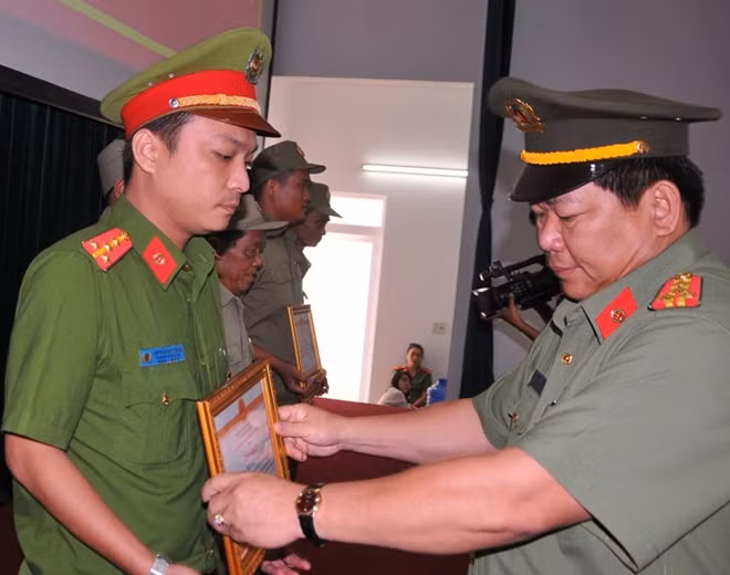 Ban giám đốc Công an TP Cần Thơ trao khen cho các cá nhân, tập thể có thành tích xuất sắc.