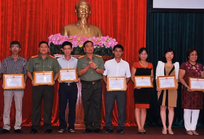 Giám đốc Công an TP Cần Thơ tặng giấy khen cho các phóng viên, nhà báo.