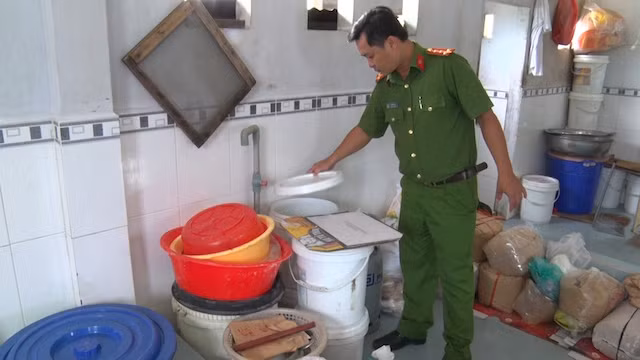 Cơ sở bánh trung thu kiểm tra không đảm bảo vệ sinh.