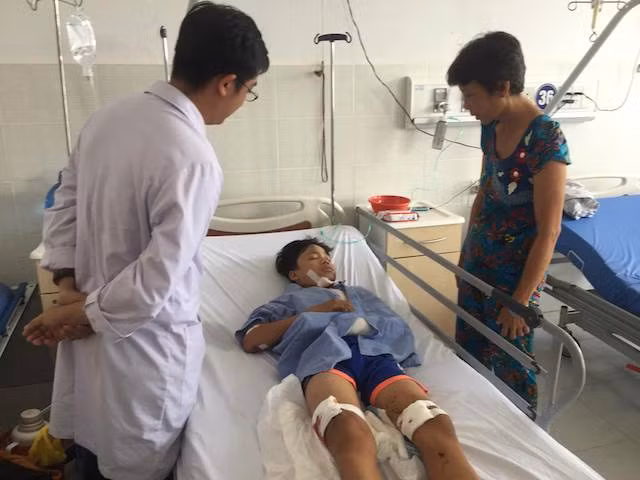Sang bị nhẹ hơn Triều và đang được bác sĩ và người nhà chăm sóc.
