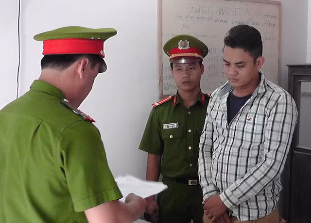 Nghi phạm bị bắt tạm giữ để điều tra. Nghi phạm bị bắt tạm giữ để điều tra.