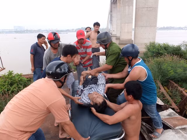 Nạn nhân được đưa đến bệnh viện cấp cứu.