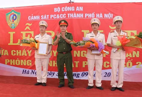 Đội Chữa cháy chuyên nghiệp quận Ba Đình tại buổi Lễ ra mắt. Đội Chữa cháy chuyên nghiệp quận Ba Đình tại buổi Lễ ra mắt.