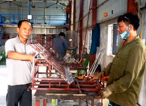 Anh Nghĩa trong xưởng chế tạo.