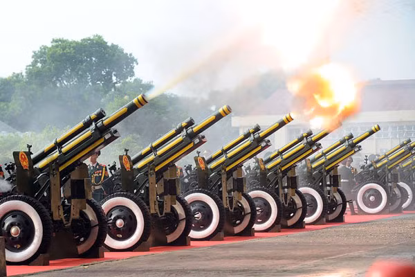 21 loạt đại bác dền vang trong khu vực Hoàng thành Thăng Long.
