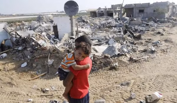 Sau cuộc xung đột kéo dài gần 2 tháng ở dải Gaza, hơn 100.000 người Palestine đã sống trong cảnh màn trời chiếu đất. Ảnh: FNA.