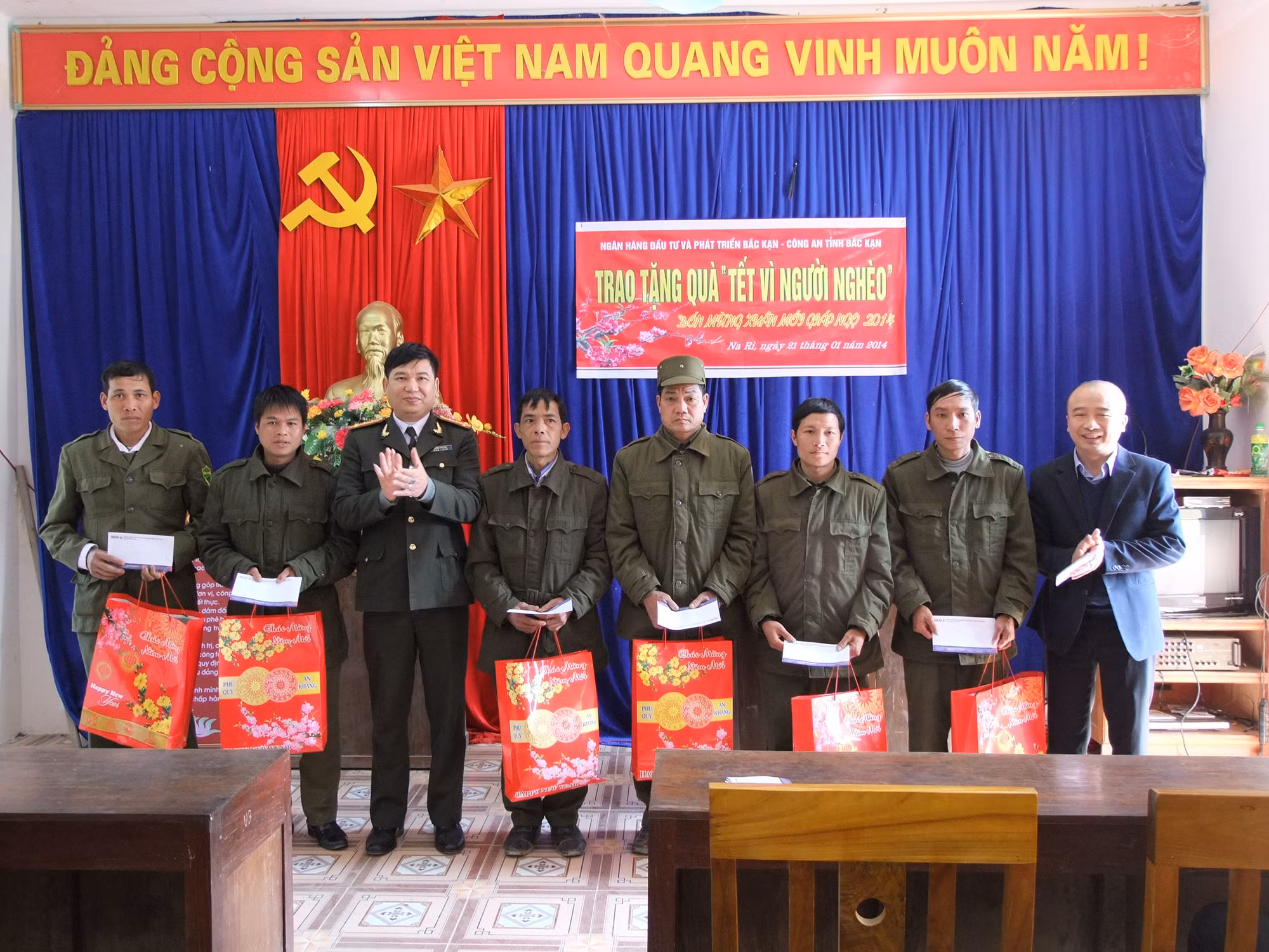Lãnh đạo Công an tỉnh Bắc Kạn tặng quà Tết cho lực lượng Công an cơ sở