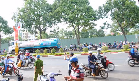Vụ việc khiến hàng trăm người dân hiếu kỳ kéo đến xem.