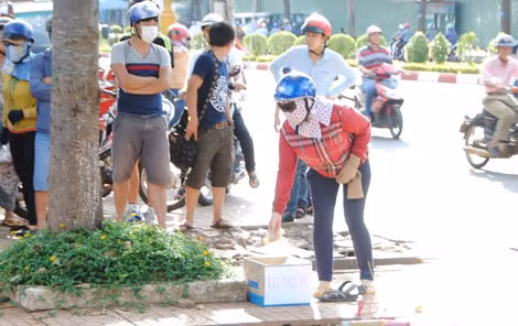 Một số người dân quên góp ủng hộ tiền giúp đỡ nạn nhân.