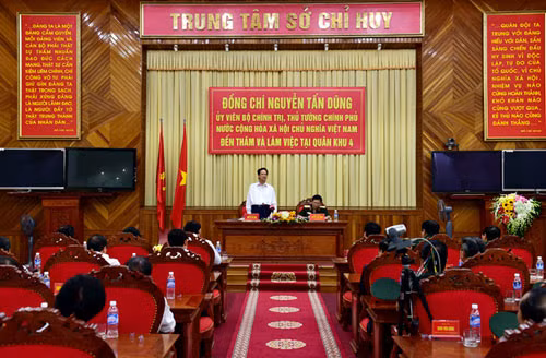 Thủ tướng nói chuyện với các cán bộ, tướng lĩnh, chiến sĩ Bộ tư lệnh Quân khu 4.