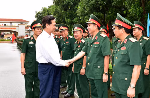Thủ tướng tới thăm Bộ tư lệnh Quân khu 4.