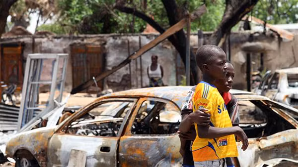 Một vụ đánh bom của Boko Haram nhắm vào một trung tâm thương mại ở Borno hôm 10/5. Ảnh: AP.
