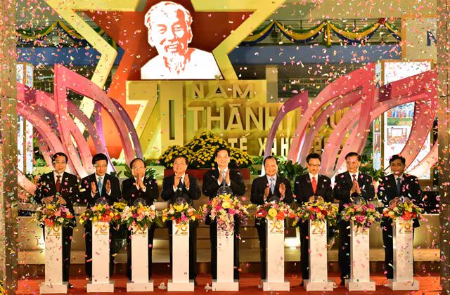 Thủ tướng Nguyễn Tấn Dũng và các đồng chí lãnh đạo Đảng, Nhà nước khai mạc Triển lãm 70 năm Thành tựu kinh tế-xã hội. Ảnh: VGP.
