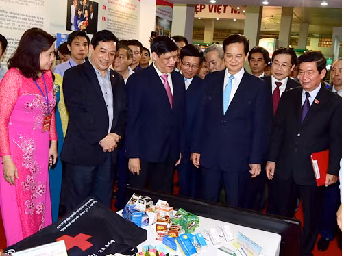 Thủ tướng Nguyễn Tấn Dũng thăm khu trưng bày thành tựu của Bộ Y tế. Ảnh: VGP.