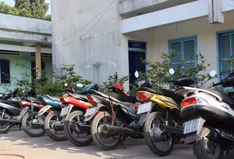 11 xe mô tô vận chuyển thuốc lá lậu bị Công an Châu Thành (An Giang) bắt quả tang.