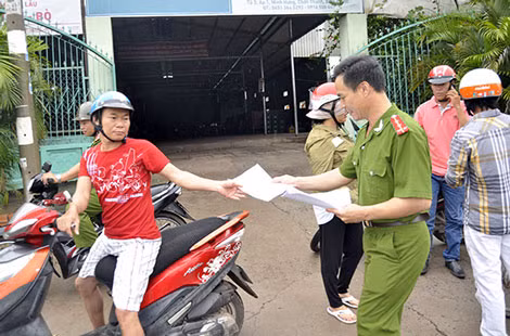 Lực lượng Công an phát tờ rơi vận động nhân dân tố giác tội phạm.